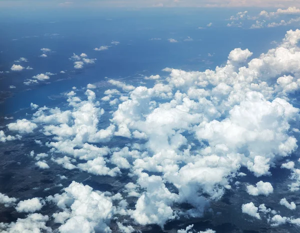 Flygfoto över moln och landskap under dem. — Stockfoto