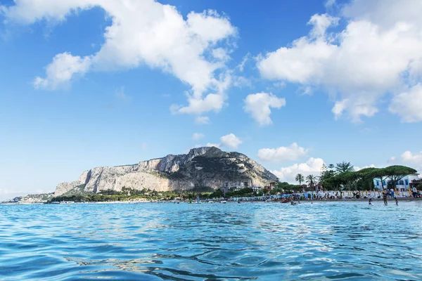 Spiaggia di Mondello ricca di turisti.Sicilia . — Foto Stock