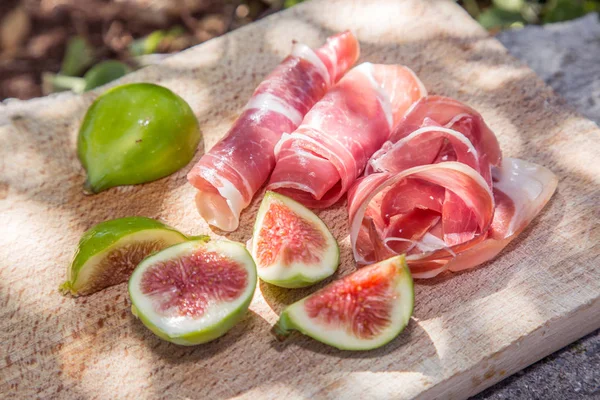 Frutos de figo maduros e bacon ou presunto. Alimentos para acompanhar o d — Fotografia de Stock