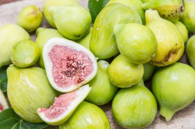 Olgun incir meyve ahşap tablo.