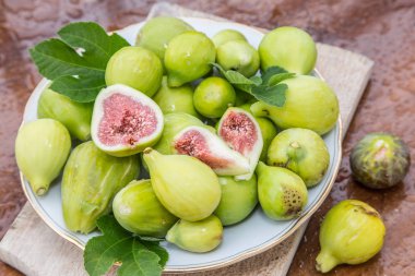 Olgun incir meyve ahşap tablo.