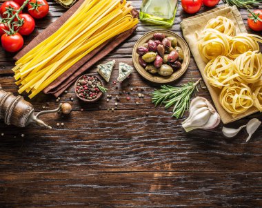 Domates, spagetti makarna ve baharatlar.