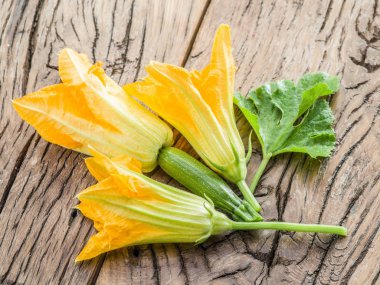 Eski ahşap bir masa kabak çiçekleri.