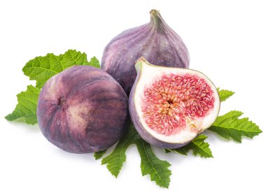 Beyaz arka planda olgun incir meyveleri.