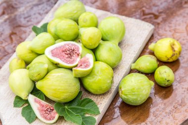 Olgun incir meyve ahşap tablo.