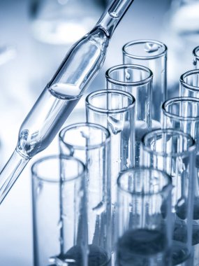 Farklı laboratuvar şişeler ve Züccaciye Mağazaları. 