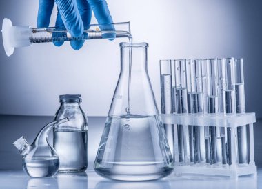 Farklı laboratuvar şişeler ve Züccaciye Mağazaları. 