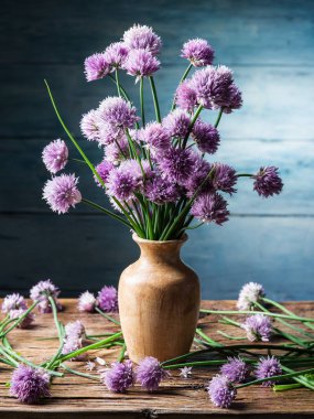 Soğan (chives) buket üzerinde ahşap tabl vazoda
