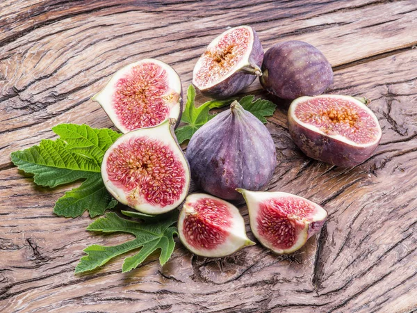 Ripe fig fruits on the wooden table. — Stock Photo, Image