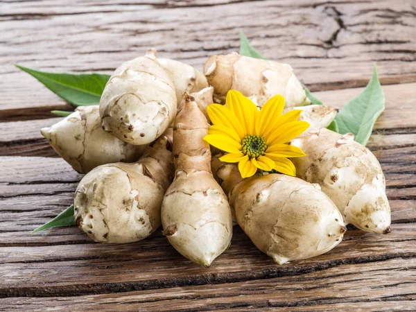 De artisjok van Jeruzalem op houten tafel. — Stockfoto