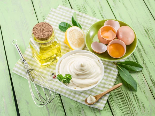 Natural mayonnaise ingredients and the sauce itself. — Stock Photo, Image