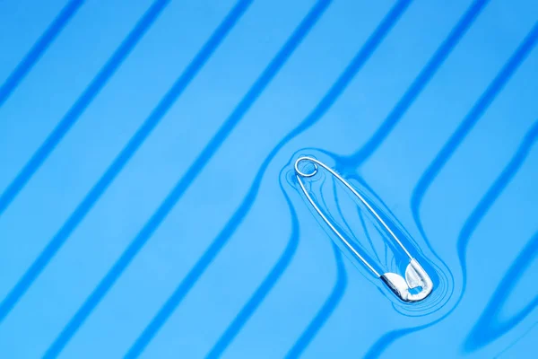 Experimento físico - pin flotando en la superficie del agua . — Foto de Stock