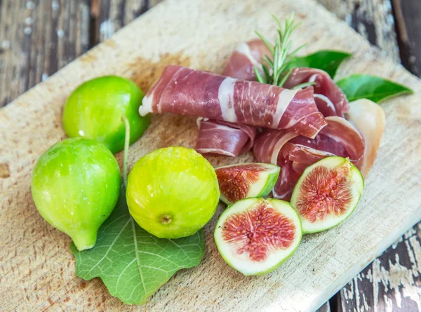 Frutos de figo maduros e bacon ou presunto. Alimentos para acompanhar o d — Fotografia de Stock