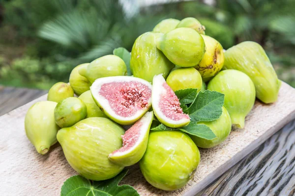 Витирати фрукти інжиру на дерев'яному столі . — стокове фото