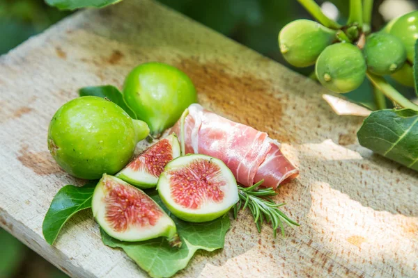 Frutas maduras de higo y tocino o prosciutto. Comida para acompañar la d — Foto de Stock