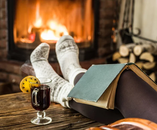 Gorące grzane wino i książkę w ręce kobiety. Relaks przed bu — Zdjęcie stockowe