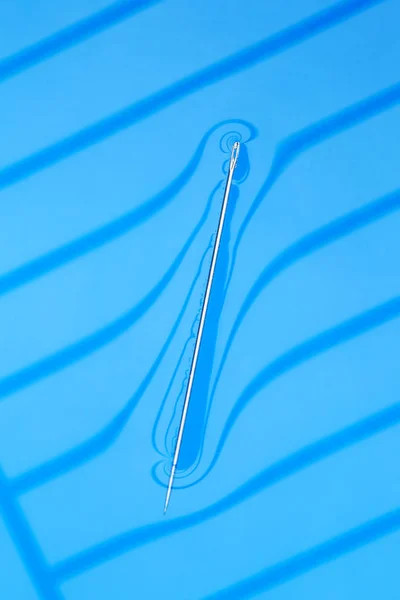 Physical experiment - needle floats on water surface. — Stock Photo, Image