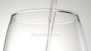 Bardağa bira dolduruyorum..