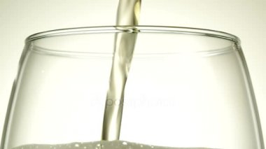 Bardağa bira dolduruyorum..