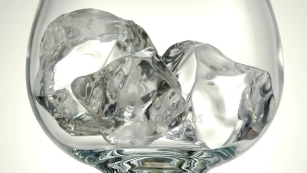 Whisky vertido en un vaso con cubitos de hielo . — Vídeos de Stock