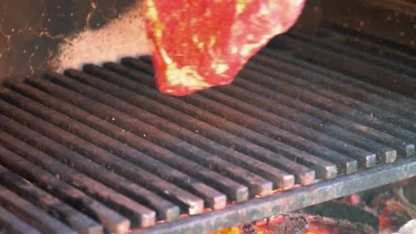 Antrikot biftek ızgara ızgara kavrulmuş. Ağır çekim. 120 fps. — Stok video