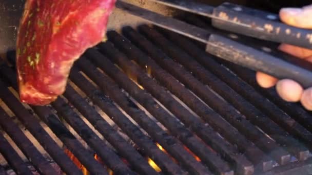 Filete de Ribeye asado en la barbacoa a la parrilla. En cámara lenta. 120 fps . — Vídeos de Stock