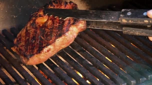 Antrikot biftek ızgara ızgara kavrulmuş. Ağır çekim. 120 fps. — Stok video