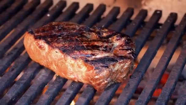 Auf dem Grill gebratenes Ribeye Steak. 4k-Video. — Stockvideo