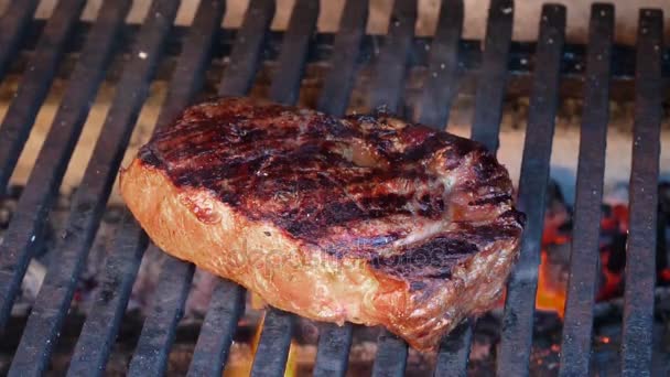 Filete de Ribeye asado en la barbacoa a la parrilla. En cámara lenta. 120 fps . — Vídeos de Stock