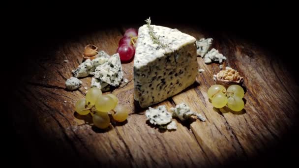 Δανέζικα-μπλε τυρί με τα κομμάτια περιστρέφονται γύρω από τον άξονά. — Αρχείο Βίντεο