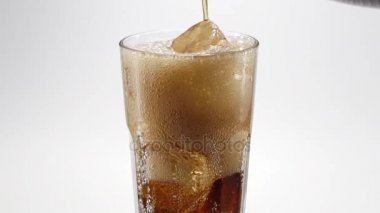 Bir cam yavaş hareket kola döktü.