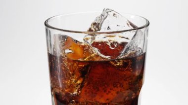 Bir cam yavaş hareket kola döktü.