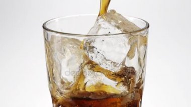 Bir cam yavaş hareket kola döktü.