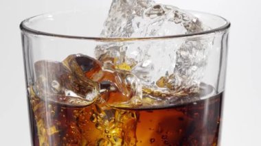 Bir bardak kola döktü. 4k video.