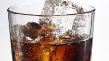 Bir bardak kola döktü. 4k video.