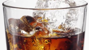 Bir bardak kola döktü. 4k video.