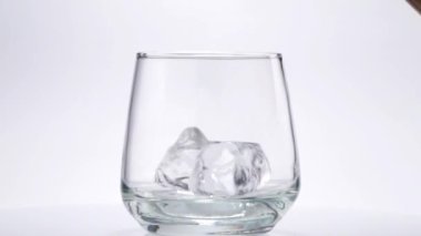 Buzlu cam içine viski döktü. Ağır çekim. 120fps