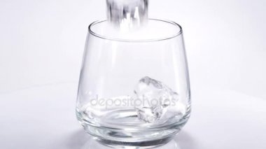 Buzlu cam içine viski döktü. Ağır çekim. 120fps