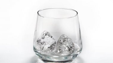 Buzlu cam içine viski döktü. Ağır çekim. 120fps