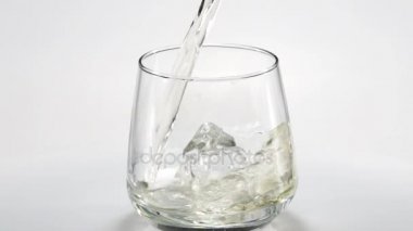 Buzlu cam içine viski döktü. Ağır çekim. 120fps