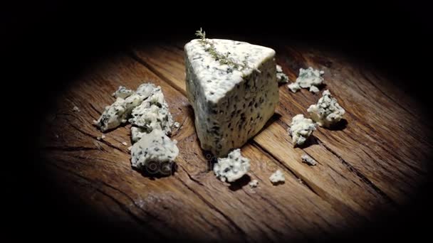 Датский голубой сыр с кусочками, вращающимися вокруг своей оси . — стоковое видео