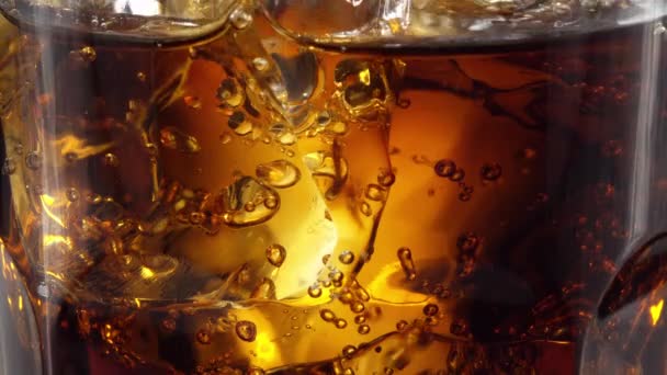 Cola versata in un bicchiere. Video 4K . — Video Stock