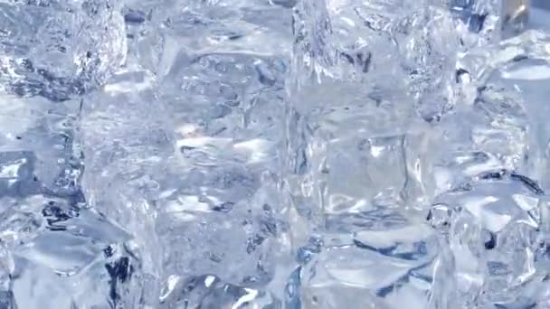 Eiswürfel drehen sich um eine Achse. 4K-Video. — Stockvideo