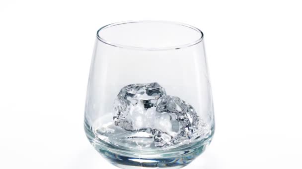 Виски налили в стакан со льдом. Медленное движение. 120fps — стоковое видео