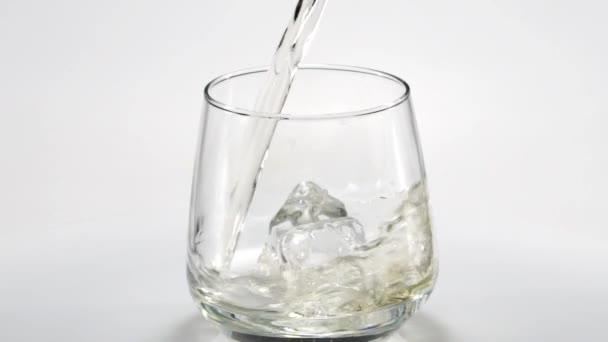 Whiskey versato in un bicchiere con ghiaccio. Al rallentatore. 120fps — Video Stock