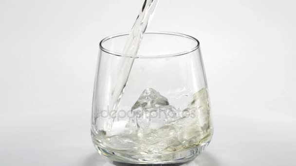 Whisky versé dans un verre avec de la glace. Au ralenti. 120 ips 