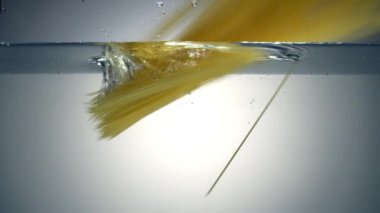Düşen suya spagetti. Su altından ateş. Ağır çekim 120 fps.