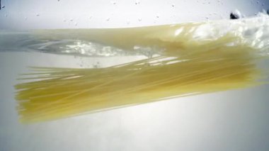 Düşen suya spagetti. Su altından ateş. Ağır çekim 120 fps.