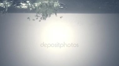 Düşen suya spagetti. Su altından ateş. Ağır çekim 120 fps.