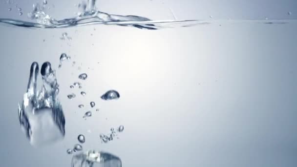 Медленное движение кубиков, падающих через воду. 120 кадров в секунду . — стоковое видео